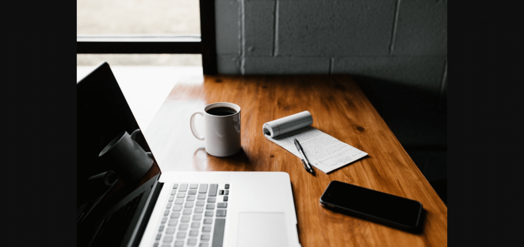 como fazer dinheiro online - laptop em mesa de trabalho