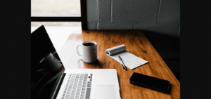 como fazer dinheiro online - laptop em mesa de trabalho