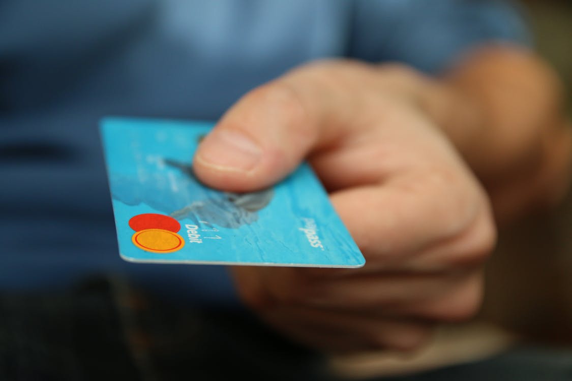 O Efeito Ancoragem nas Finanças: Por Que Você Gasta Mais do Que Deveria Sem Perceber